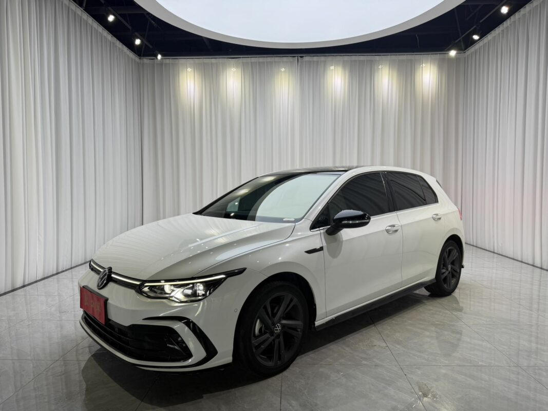 VOLKSWAGEN Golf R-Line