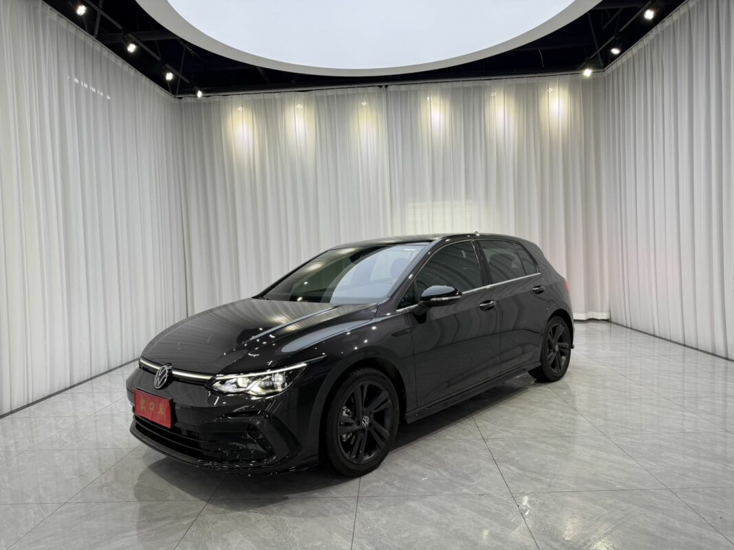 VOLKSWAGEN Golf R-Line